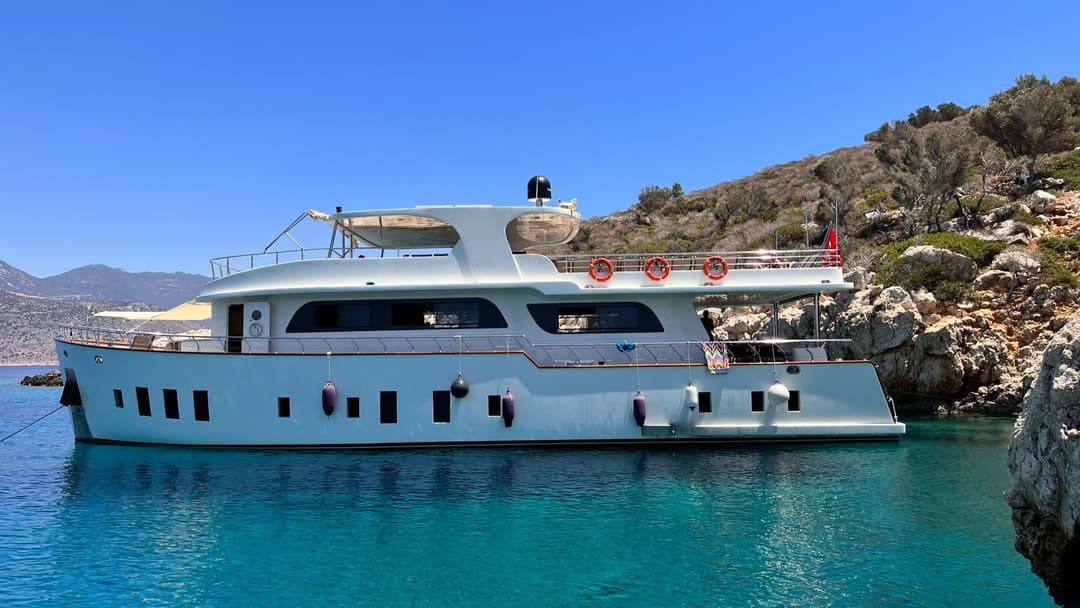 Kalkan’ın Turkuaz Sularında 50 Kişilik Lüks 24 Metrelik Motoryat ile Unutulmaz Bir Davet Deneyimi