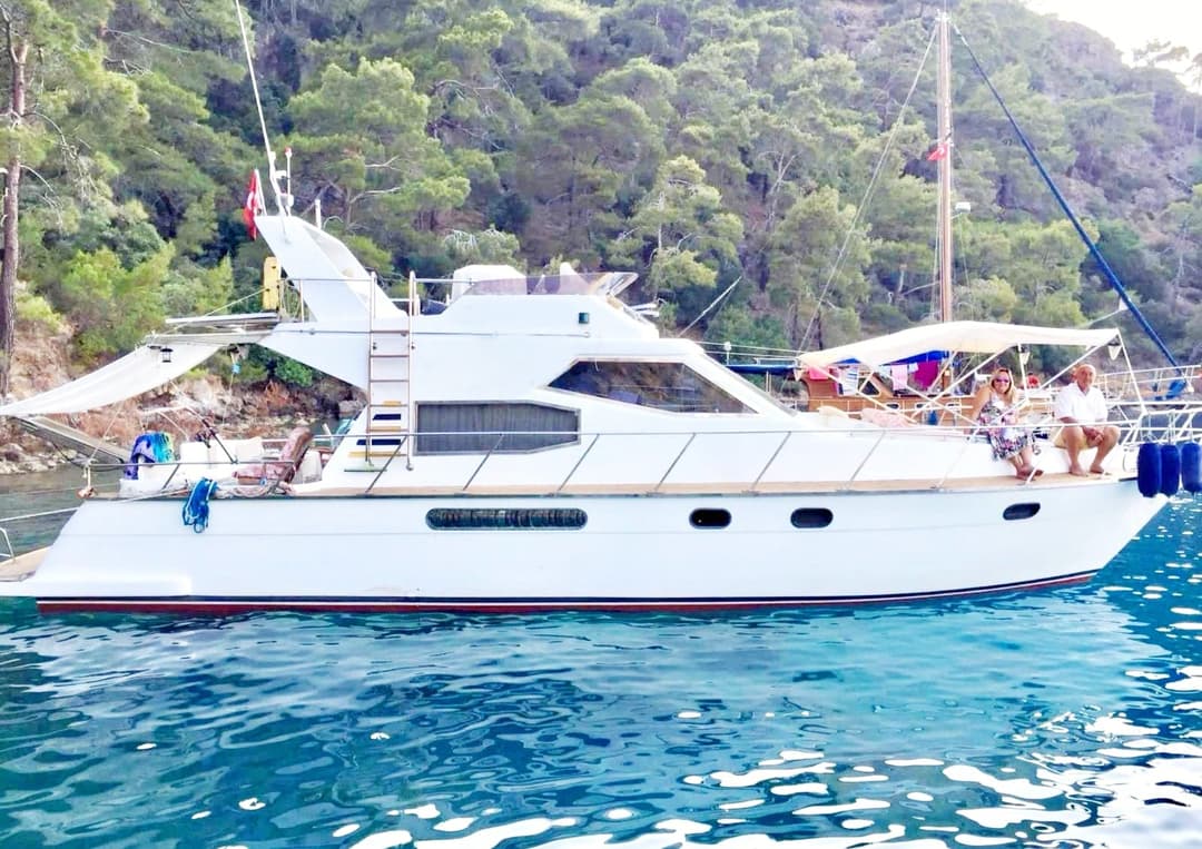 Fethiye'de 14 Metrelik Lüks Motoryat Calypso ile 12 Kişilik Eşsiz Günlük Geziler