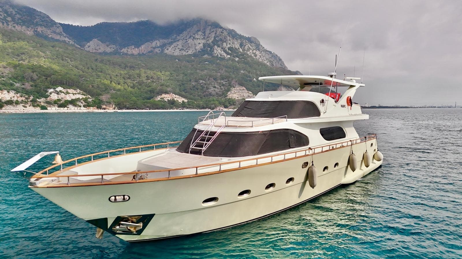 Antalya Merkezde 27 Metre Lüks Yat ile 3 Kabinli 12 Kişilik Özel Gezi ve Mavi Yolculuk Keyfi