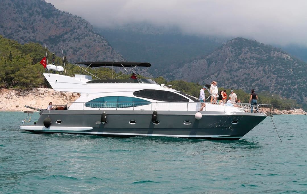 Antalya Merkezde 19 Metre Lüks Motoryat 'My King' ile 3 Kabinli 12 Kişilik Özel Gezi ve Mavi Yolculuk Keyfi