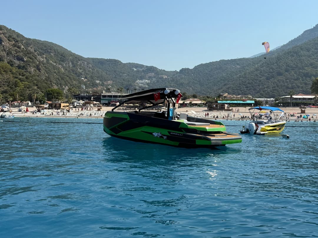 Ölüdeniz'de Ekonomik Tekne Kiralama – 12 Metrelik 20 Kişilik Geniş Tekne ile Muhteşem Bir Gün!