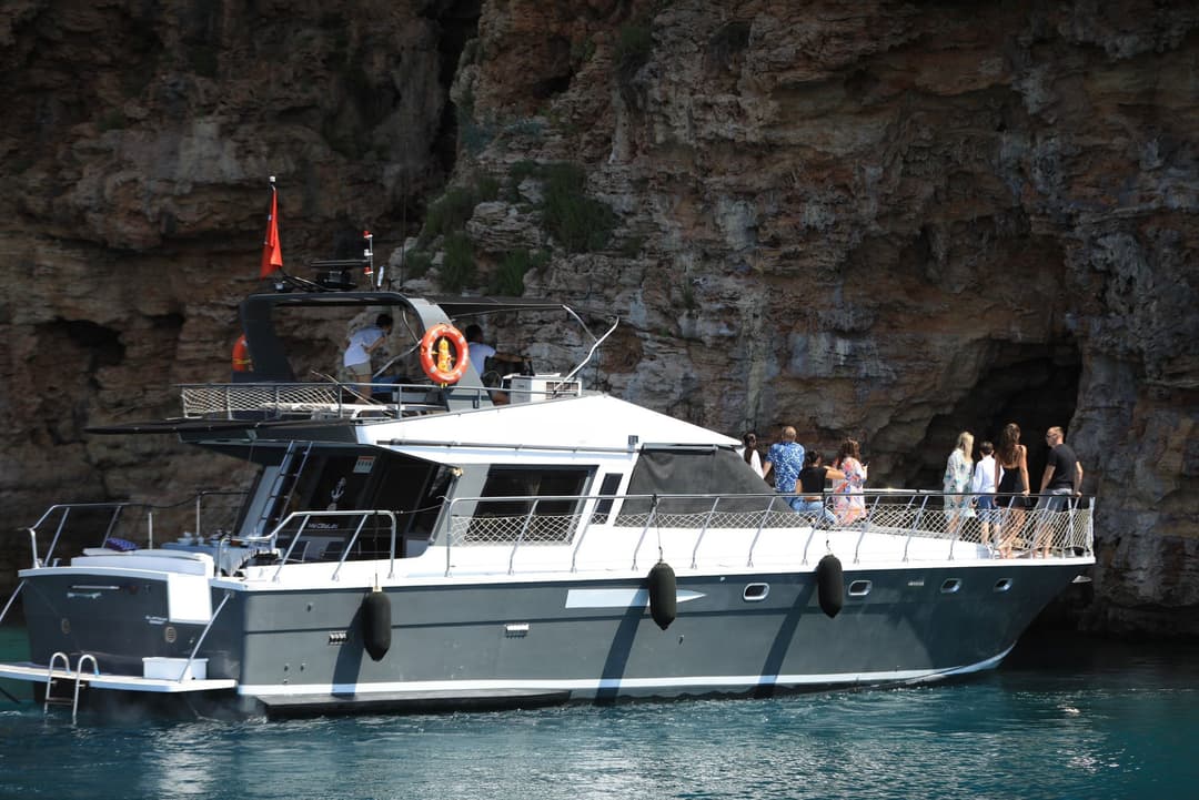 Antalya Merkezde 15 Metre Lüks Motoryat 'My Ceylan' ile 3 Kabinli 12 Kişilik Özel Gezi ve Mavi Yolculuk Keyfi