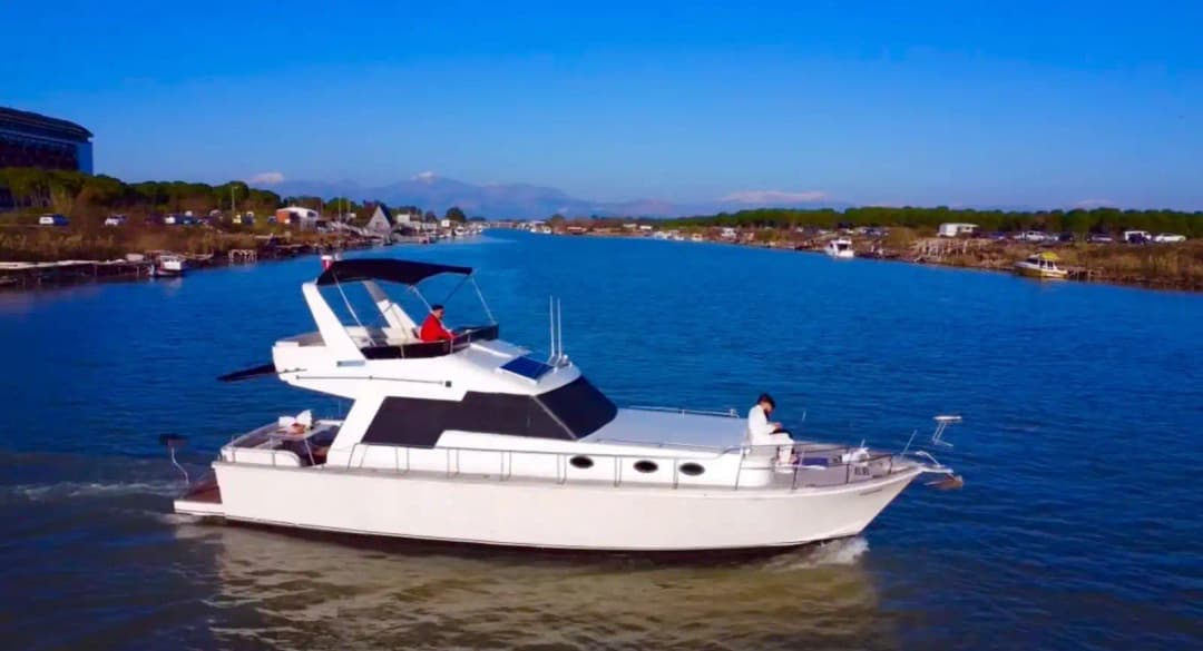 Antalya Kundu’da, 14 Metre Uzunluğunda, 12 Kişilik Özel Yapım Şık ve Modern Tekne