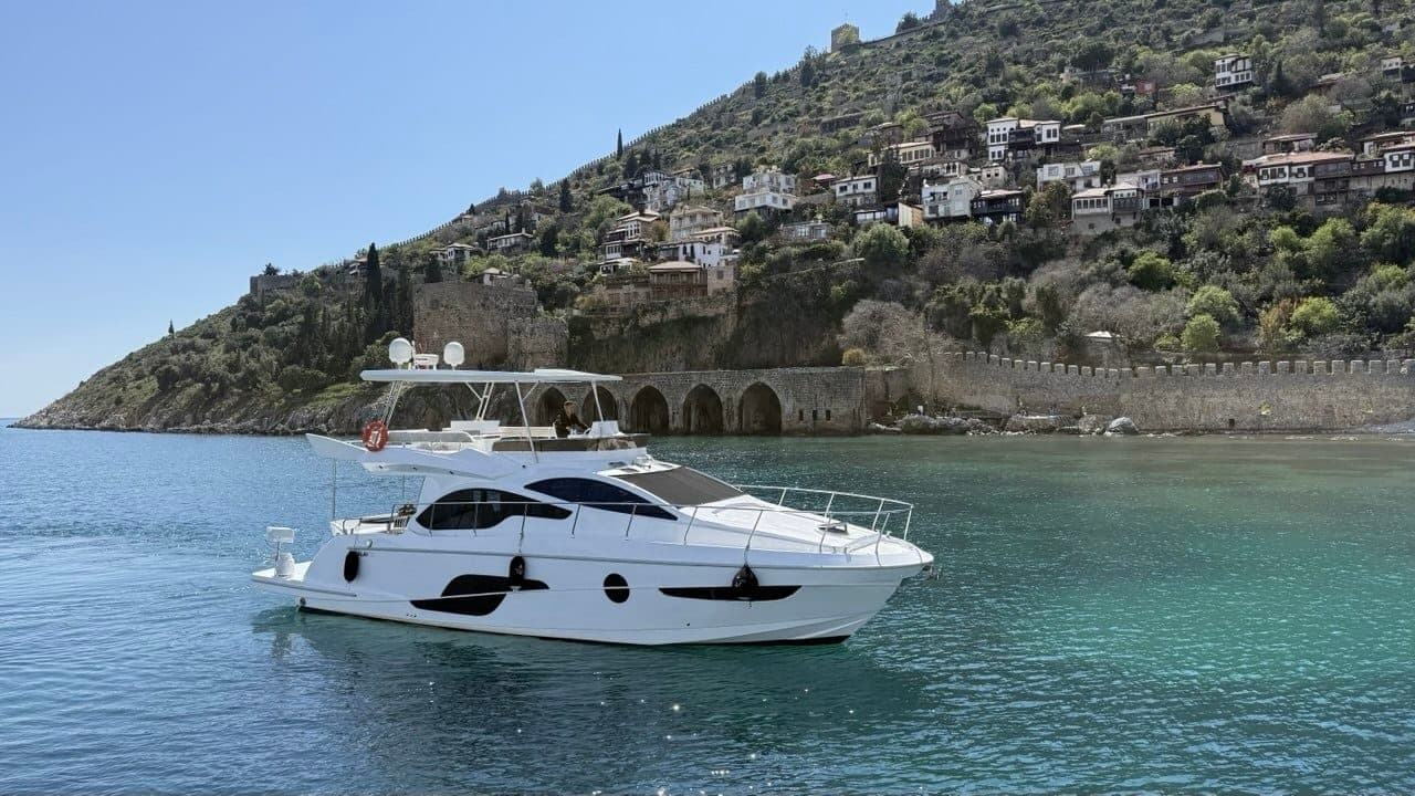 Alanya'da 4 Kabinli, 17 Metrelik Lüks 12 Kişilik Motoryat Kiralama 2