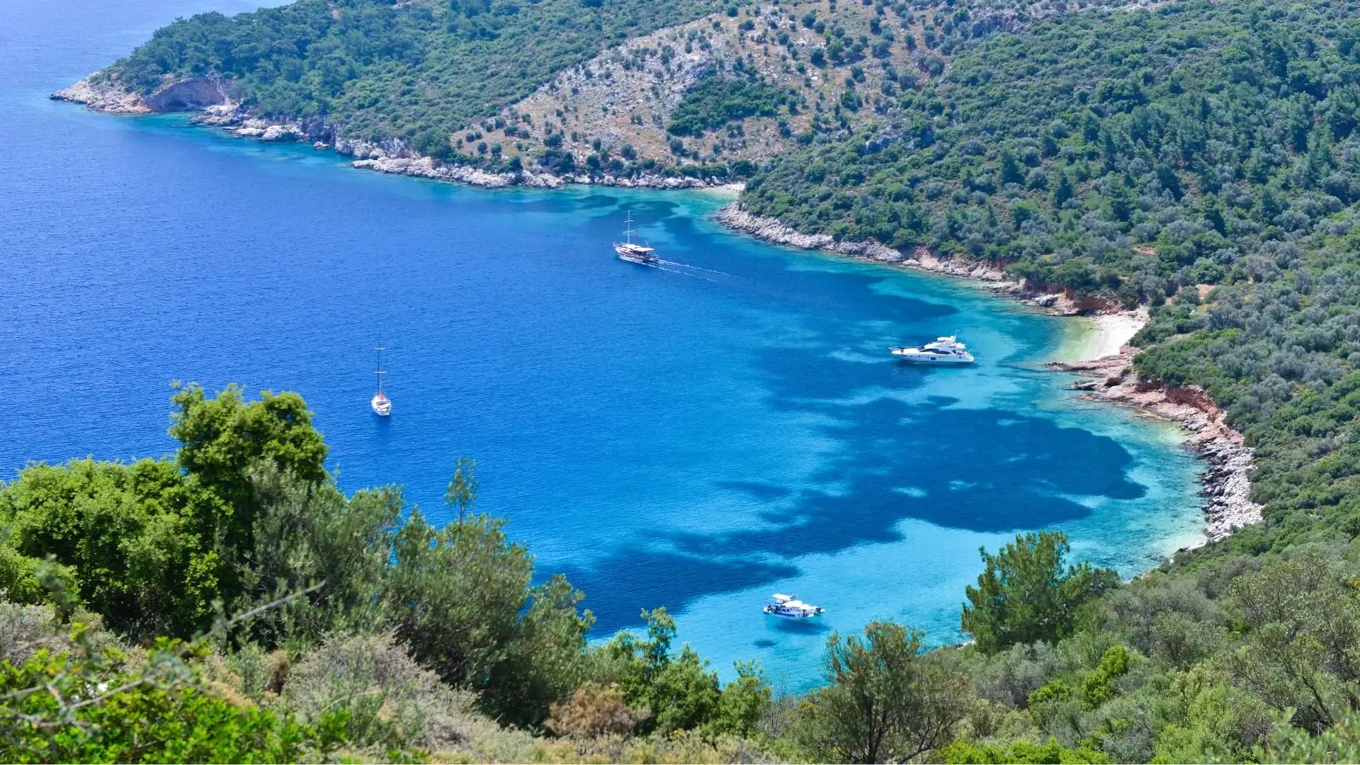 Kalkan Fırnaz Koyu Nerede, Nasıl Gidilir? Doğal Çamur Banyosu ve Turkuazın Sırrı