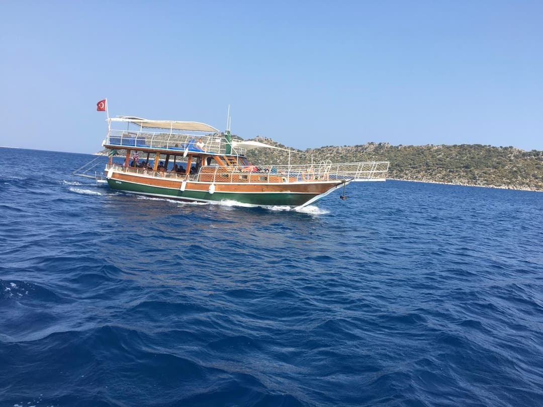 Berrak Sular, Tarihi Kalıntılar ve Konforlu Bir Gün: Kekova Tekne Turu