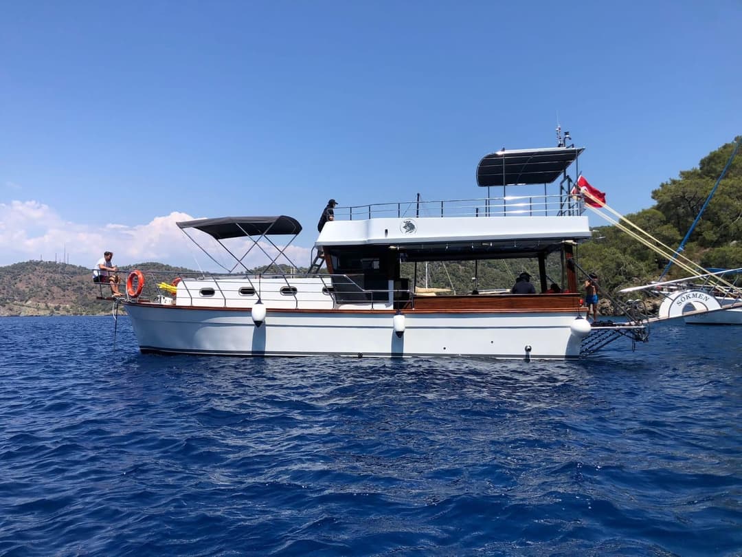 12 Kişilik Standart Motoryat ile Fethiye Koylarında Konforlu ve Keyifli Bir Gün