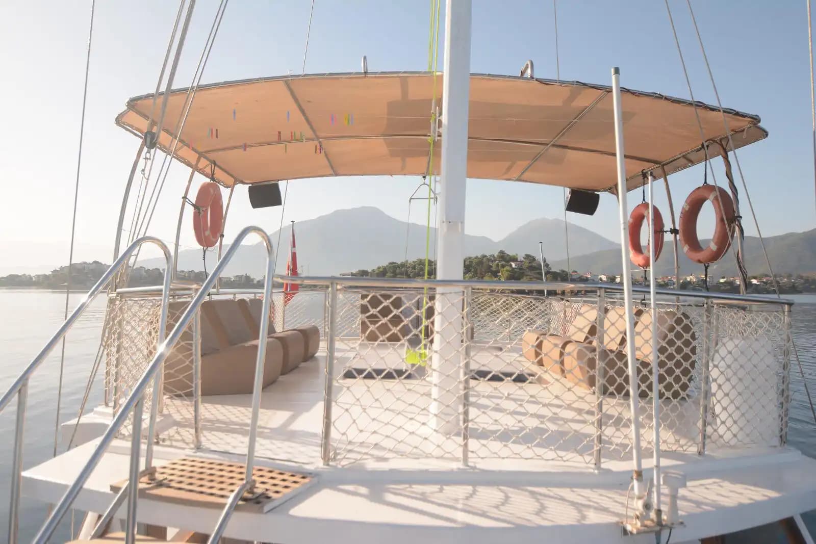 Fethiye’nin Turkuaz Sularında Saatlik ve Günlük Tekne Kiralama 14