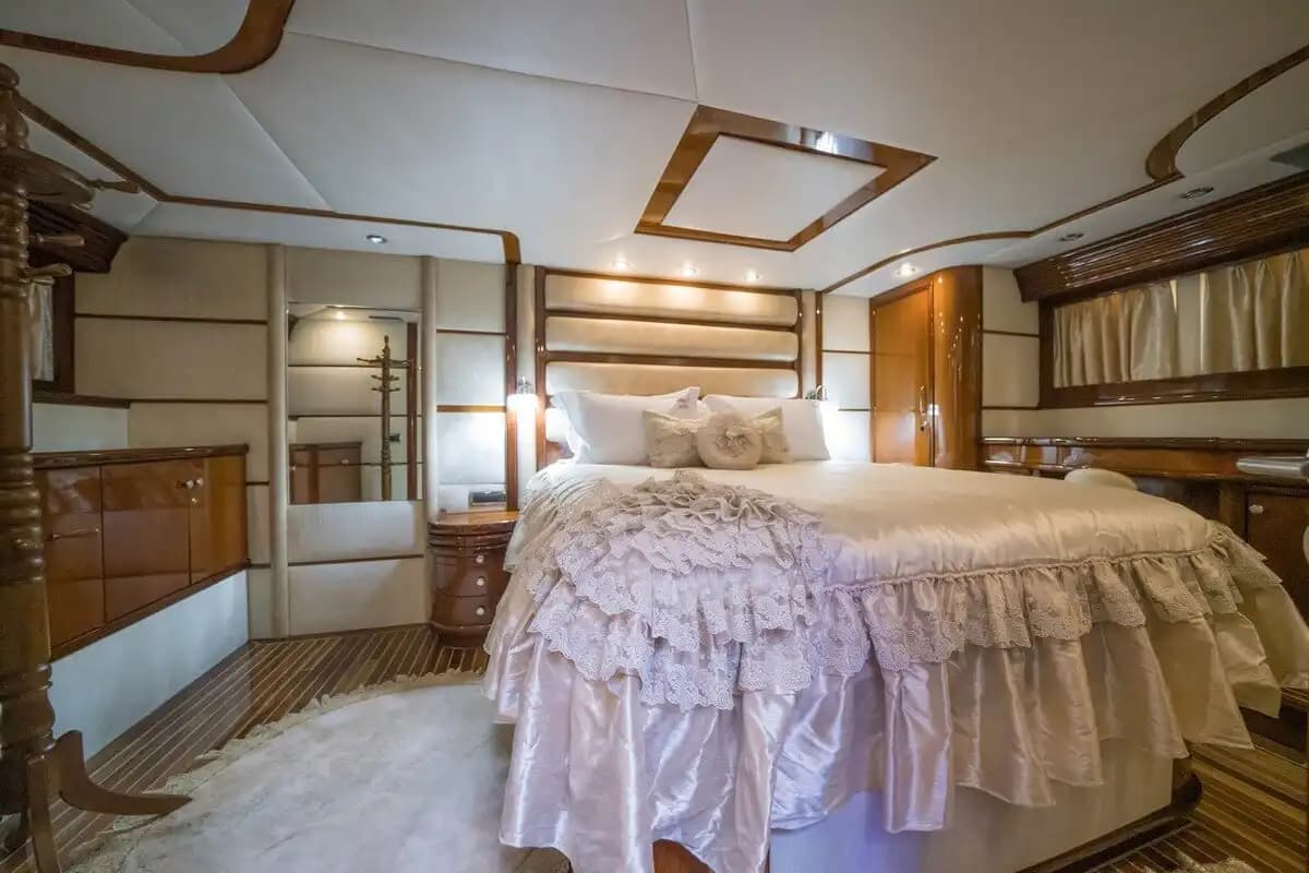27 Metre, 24 Kişilik Antalya Merkezde Lüks Motoryat ile Mavi Yolculuk Keyfi 11
