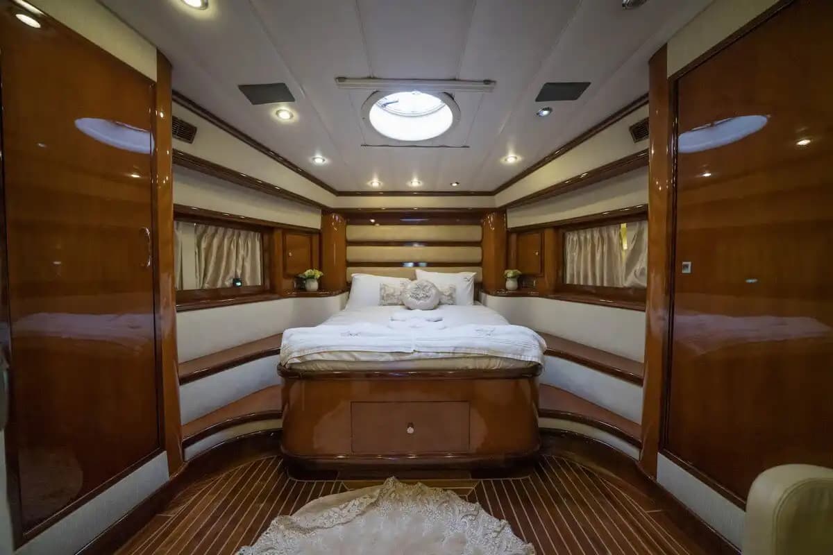 27 Metre, 24 Kişilik Antalya Merkezde Lüks Motoryat ile Mavi Yolculuk Keyfi 17