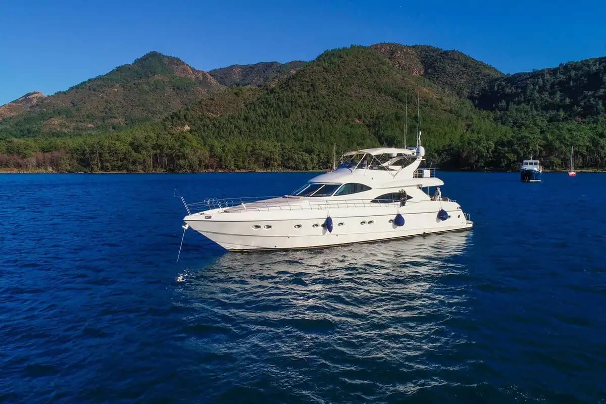 27 Metre, 24 Kişilik Antalya Merkezde Lüks Motoryat ile Mavi Yolculuk Keyfi 3