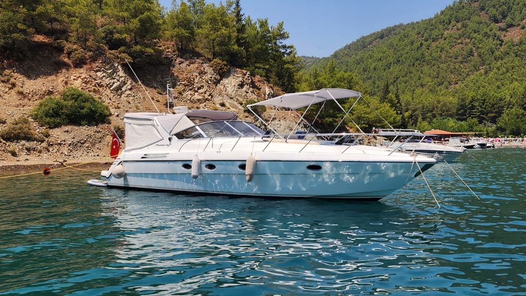 Göcek'te Lüks 14m Motor Yat Kiralama (6 Kişi) | 2 Kabin, Geniş Güverte, Unutulmaz Mavi Yolculuk