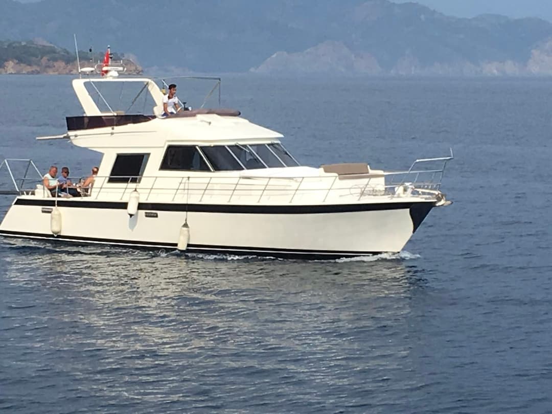 Göcek'te Lüks 13m Motor Yat Kiralama (5 Kişi) | 2 Kabin, Eşsiz Gün Batımları, Mavi Yolculuk