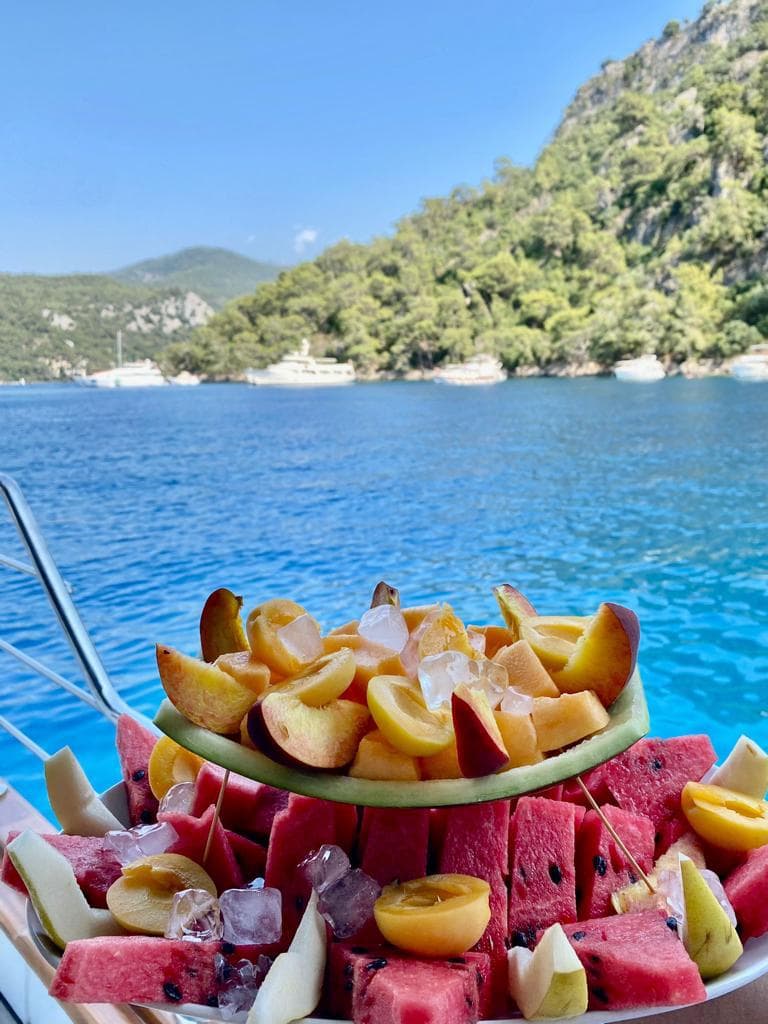 12 Kişilik Standart Motoryat ile Fethiye Koylarında Konforlu ve Keyifli Bir Gün 7