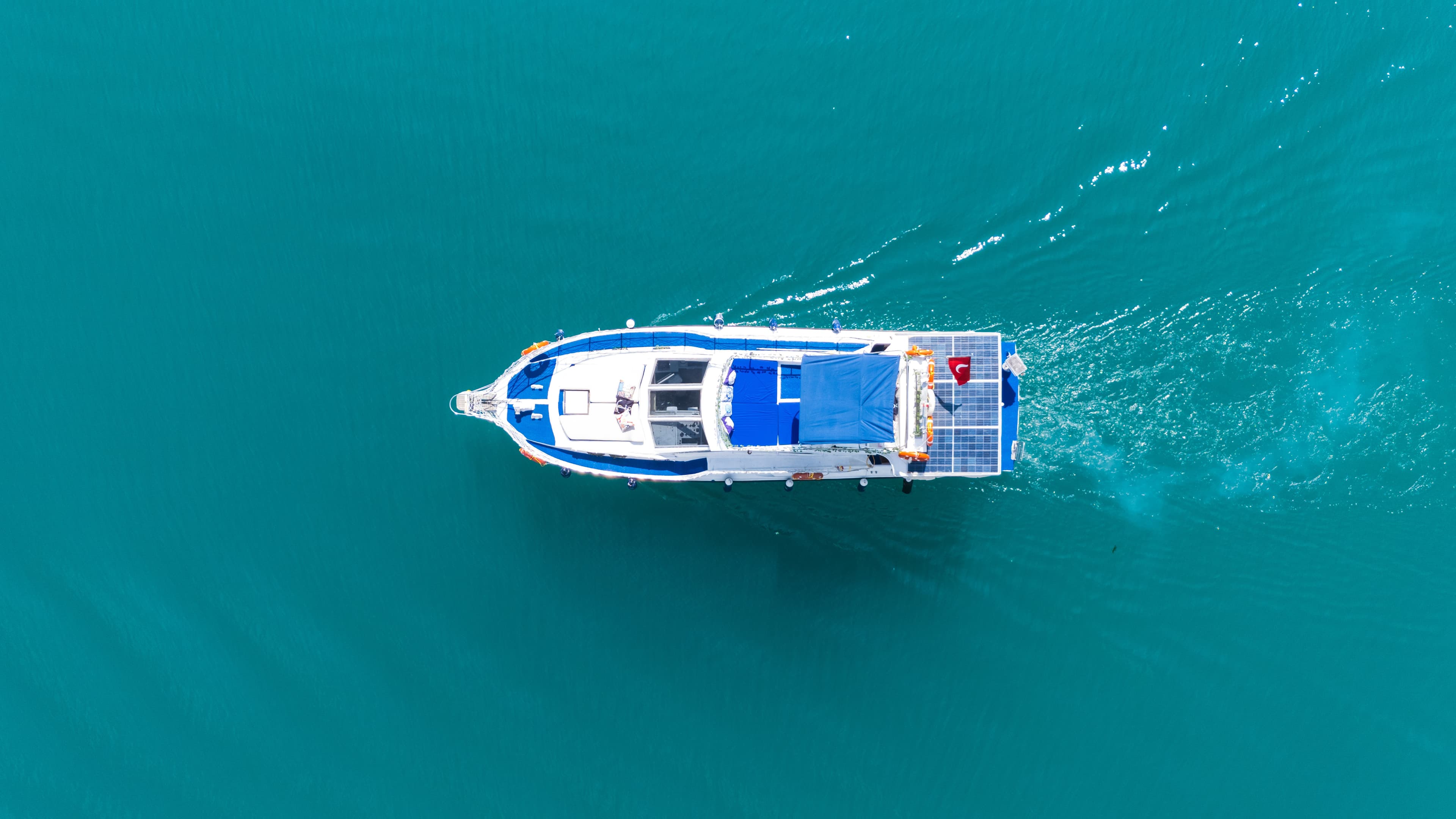 Antalya Merkezde 12 Metre Lüks Motoryat ile Eşsiz Günlük Gezi ve Özel Organizasyonlar