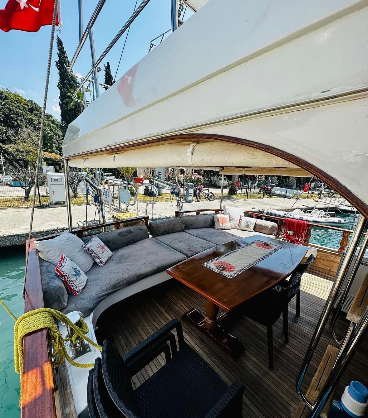Göcek'te 18m Lüks Yat Kiralama (6 Kişi) | 3 Kabin, Geniş Güverte, Unutulmaz Mavi Yolculuk