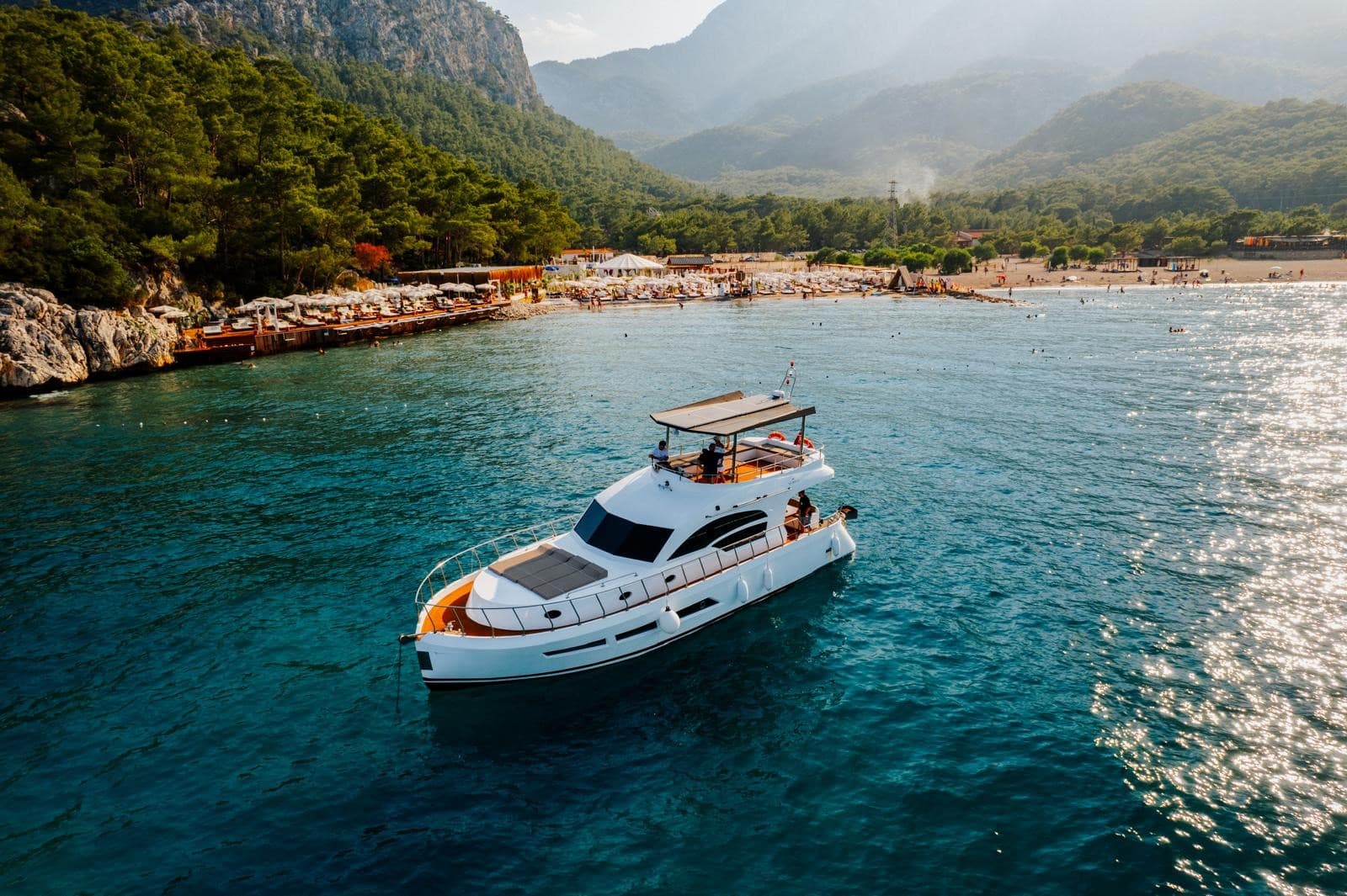 Antalya Merkezde 18 Metre 3 Kabinli Lüks Motoryat ile 24 Kişilik Özel Gezi ve Organizasyonlar