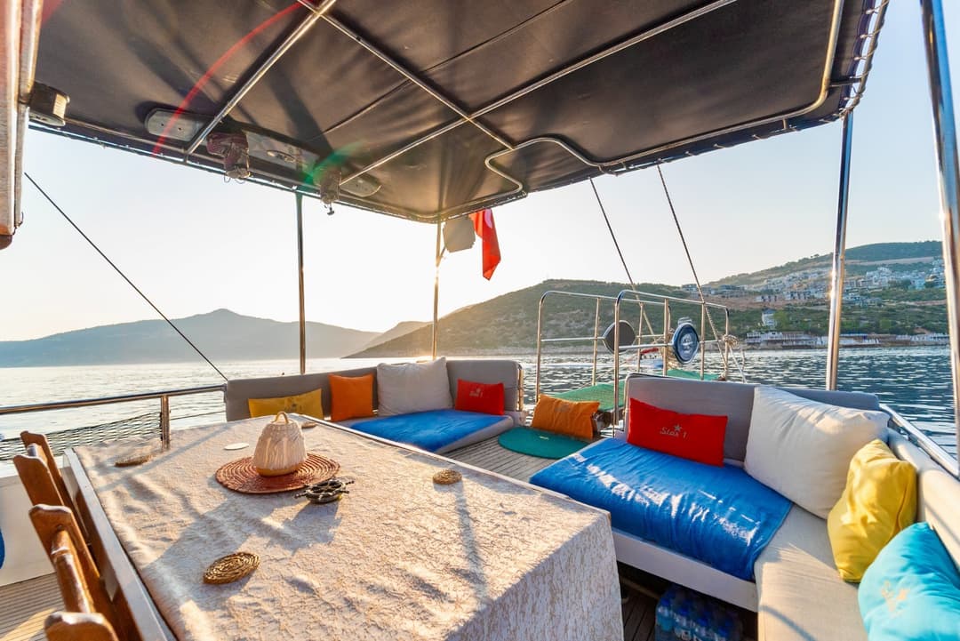 Kalkan'ın Turkuaz Sularında 20 Kişilik Standart 15 Metrelik Tekne ile Günlük Gezi, Yüzme ve Özel Davetler