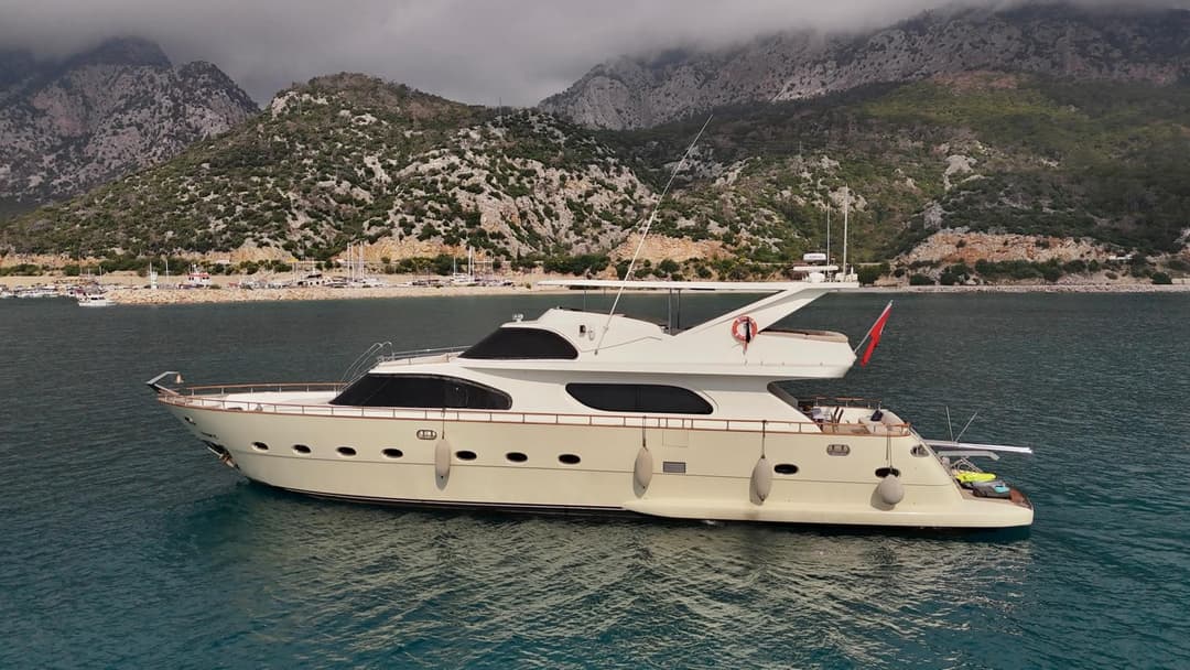 Antalya Merkezde 27 Metre Lüks Yat ile 3 Kabinli 12 Kişilik Özel Gezi ve Mavi Yolculuk Keyfi