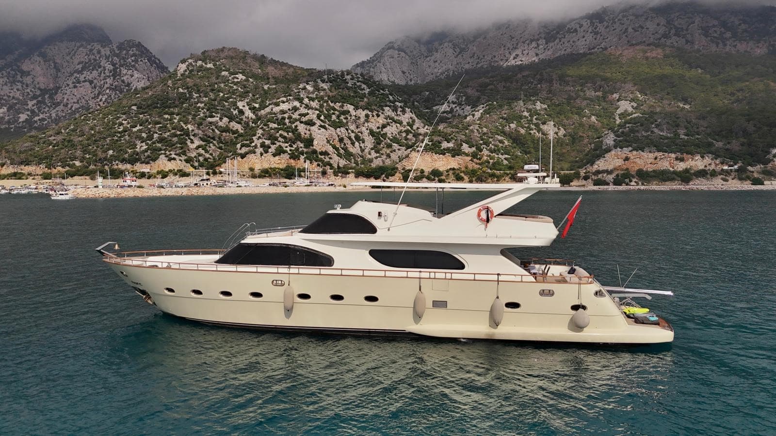 Antalya Merkezde 27 Metre Lüks Yat ile 3 Kabinli 12 Kişilik Özel Gezi ve Mavi Yolculuk Keyfi