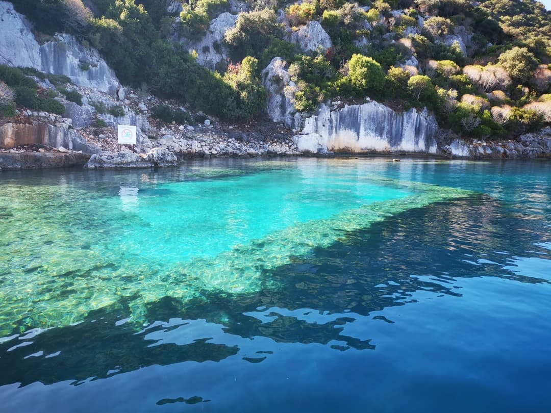 Berrak Sular, Tarihi Kalıntılar ve Konforlu Bir Gün: Kekova Tekne Turu