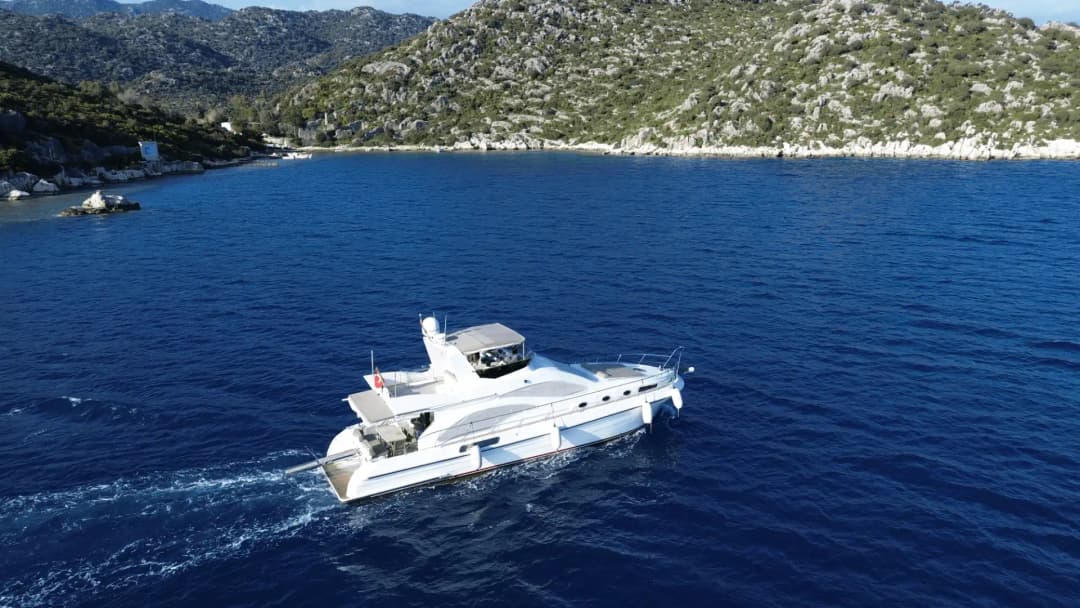 Kekova’da 17 Metrelik Lüks Motoryat ile Özel Deniz Kaşifi