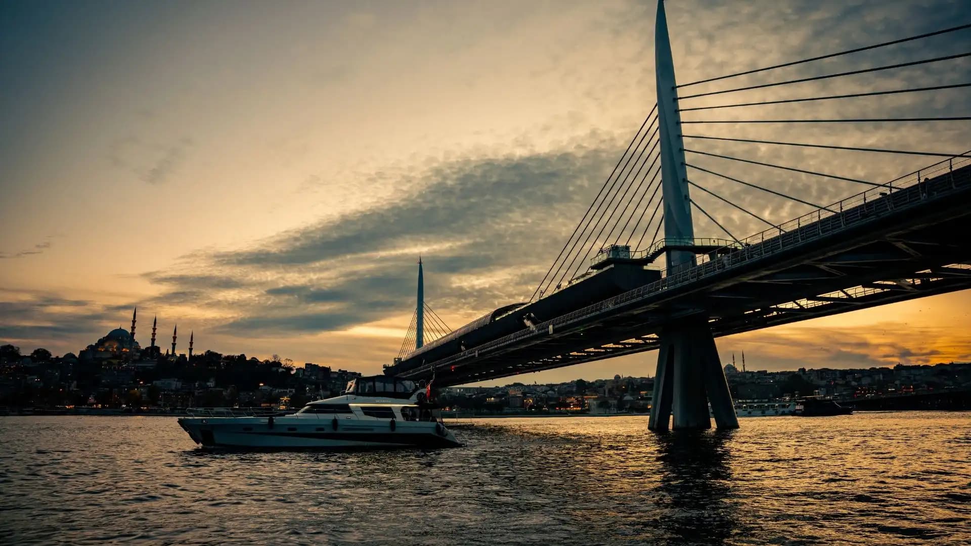 Haliç’te Tekne Kiraladığınızda Sizi Bekleyen Manzaralar