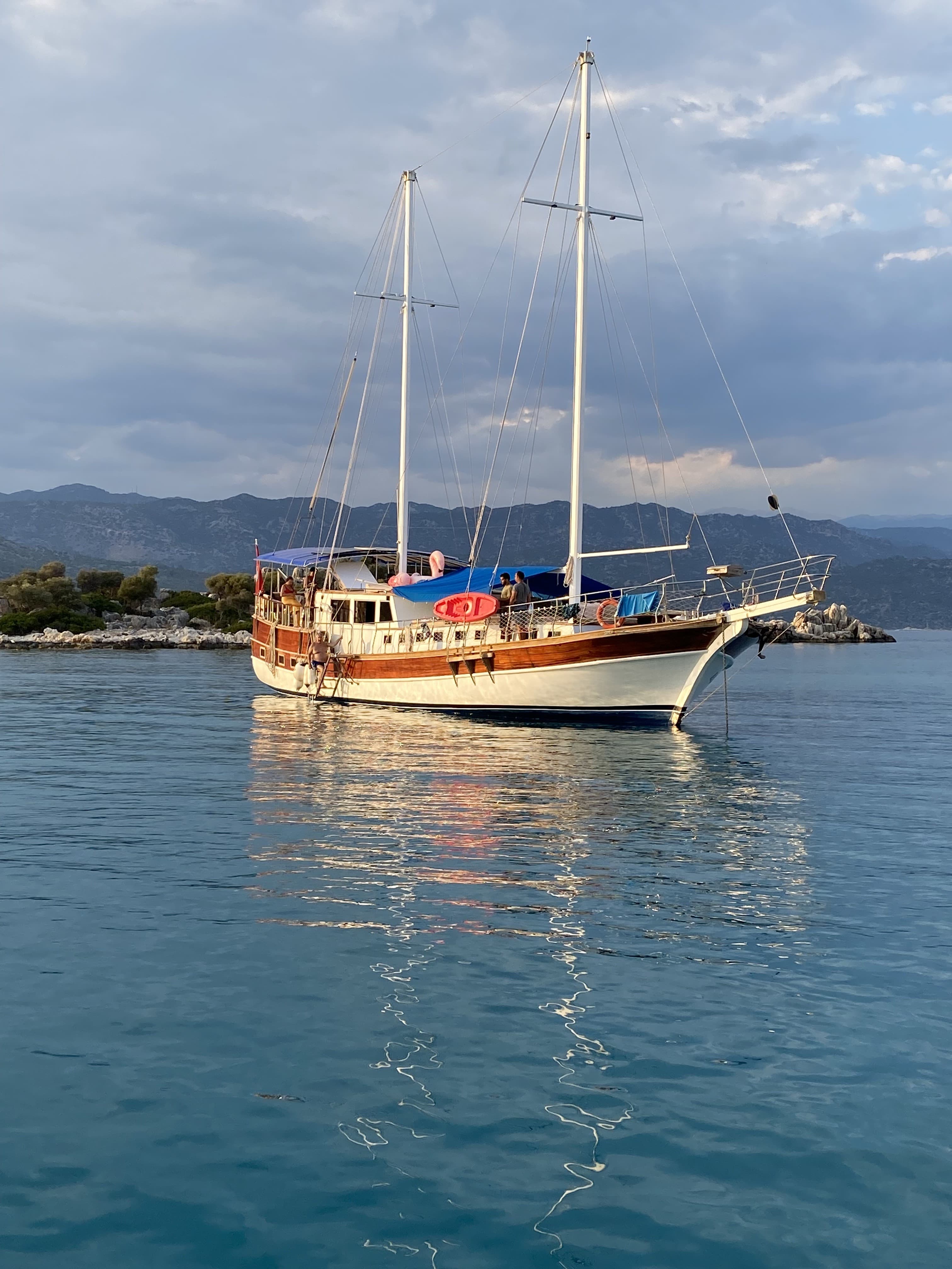 Antalya Merkezde 22 Metre Lüks Yat ile 6 Kabinli 12 Kişilik Özel Gezi ve Mavi Yolculuk Keyfi
