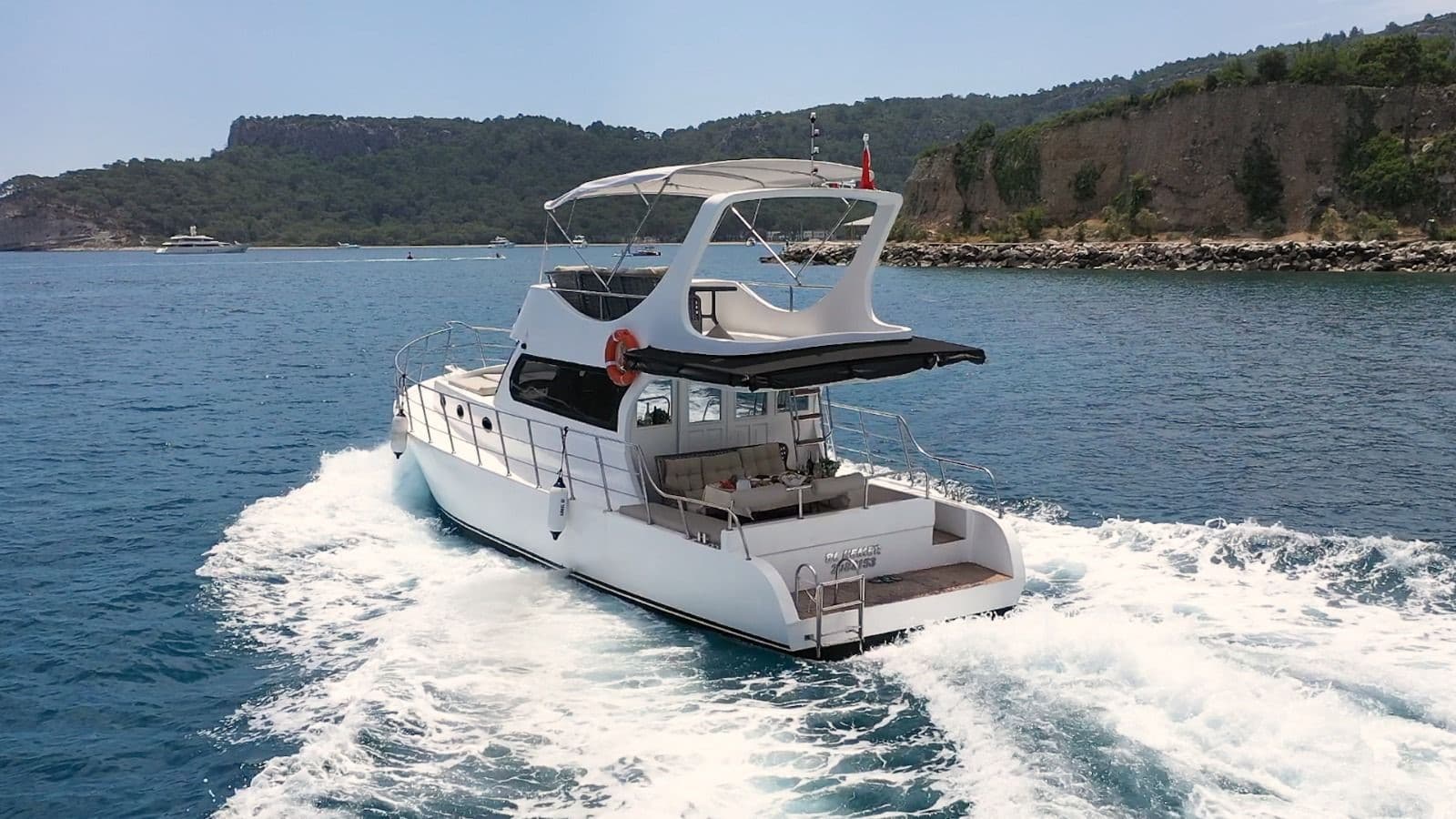 Alanya'da 1 Kabinli, 12 Kişi Kapasiteli 13 Metrelik Lüks Tekne Kiralama 2
