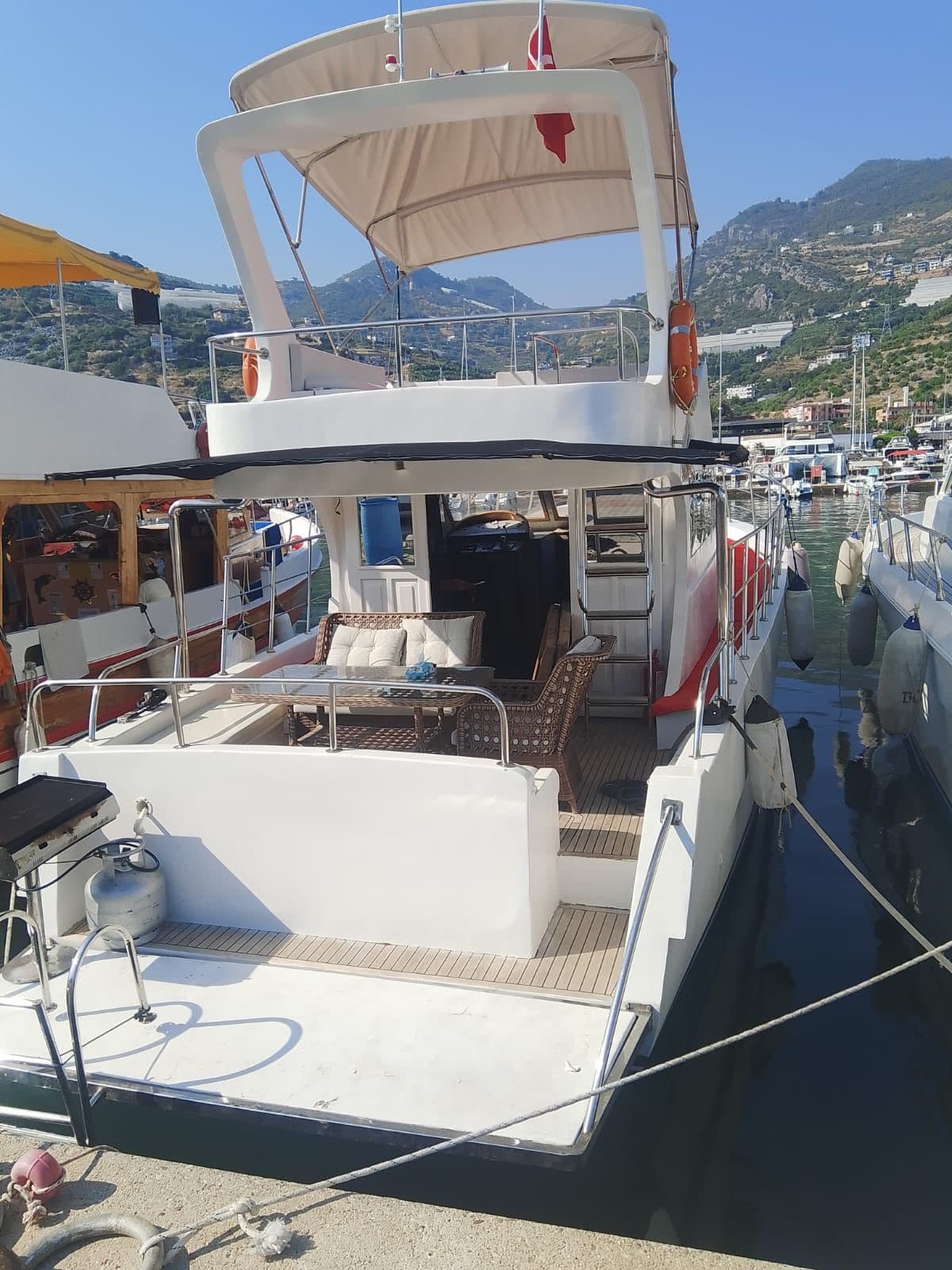 Alanya'da 1 Kabinli, 12 Kişi Kapasiteli 13 Metrelik Lüks Tekne Kiralama 3
