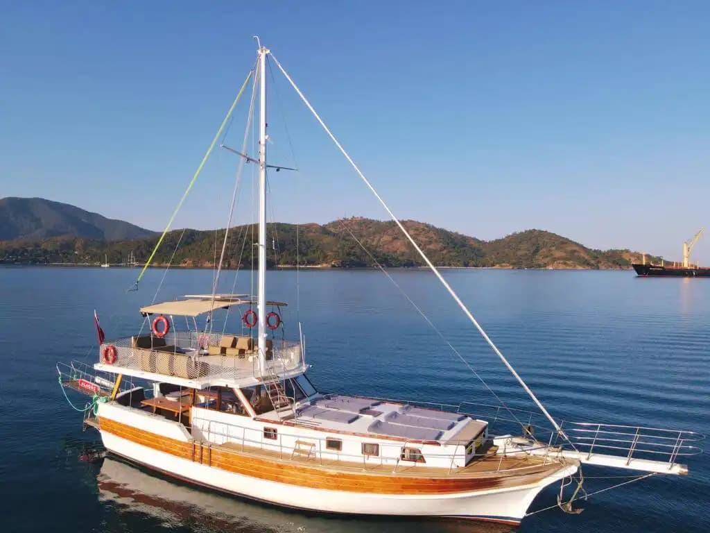 Fethiye’nin Turkuaz Sularında Saatlik ve Günlük Tekne Kiralama 2
