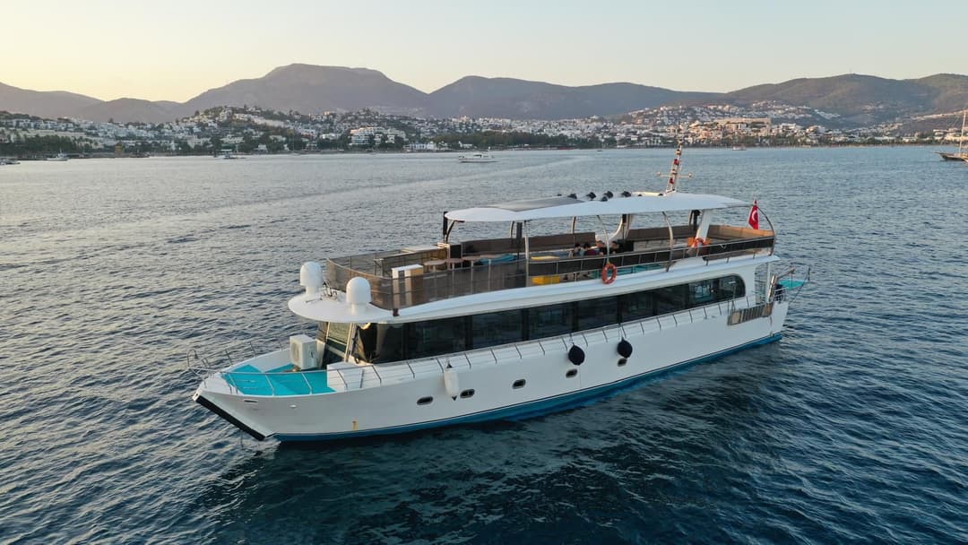 Alanya'da 105 Kişi Kapasiteli 25 Metrelik, Geniş ve Lüks Organizasyon Teknesi Kiralama