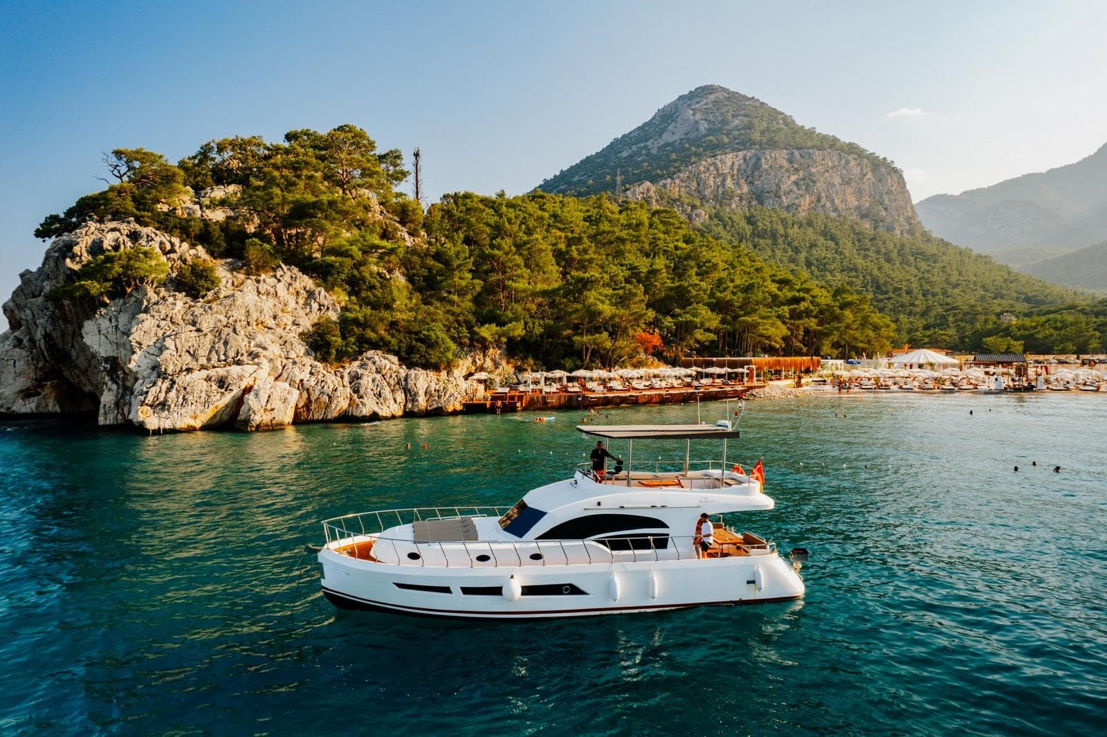 Antalya Merkezde 18 Metre 3 Kabinli Lüks Motoryat ile 24 Kişilik Özel Gezi ve Organizasyonlar