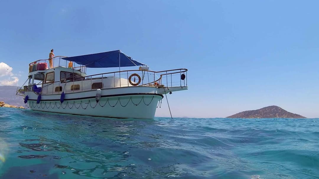 Kalkan'ın Turkuaz Sularında 12 Kişilik Lüks 13 Metrelik Tekne ile Tüm Gün Kiralama, Günbatımı Turu, Kalkan Koyları Turu, Yatta Evlilik Teklifi, Yatta Doğum Günü ve Yatta Bekarlığa Veda