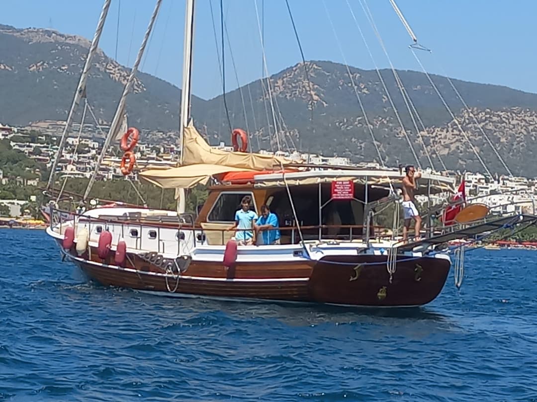 Bodrum'da 15 Metrelik Lüks Gulet ile 12 Kişilik Eşsiz Mavi Yolculuk Deneyimi