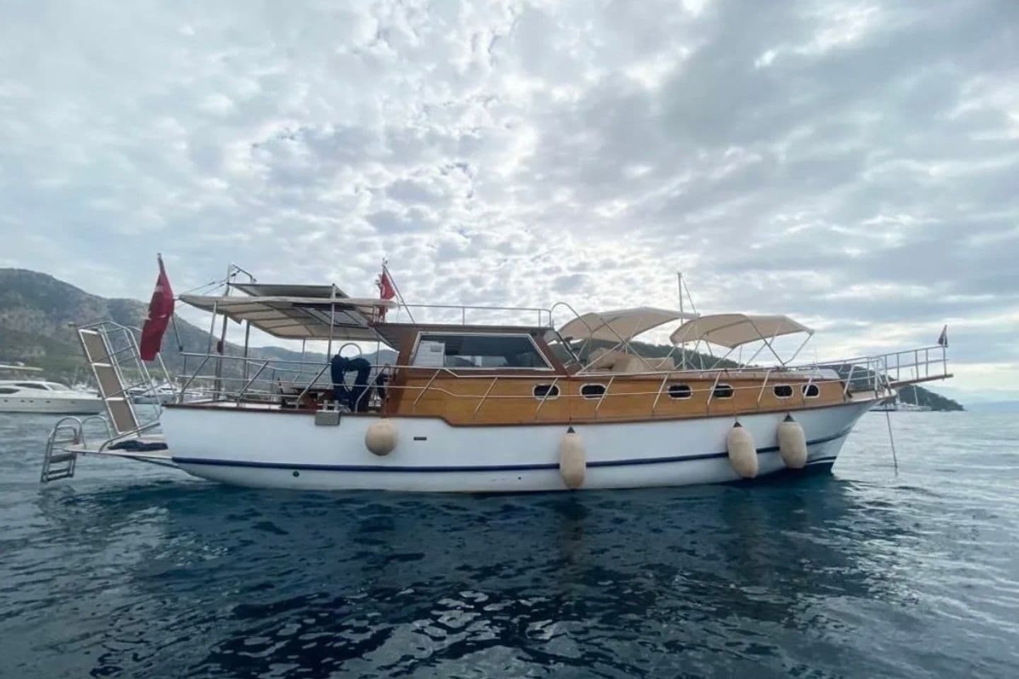 Göcek'te 3 Kabinli, 6 Kişilik Standart Motoryat Kiralama | 15 Metre Uzunluk ve Geniş Alanlar
