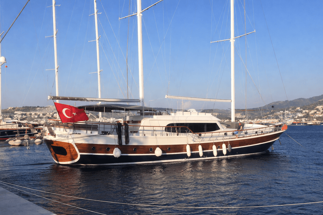 Marmaris'in 34 Metrelik Standart Teknelerinden ŞADİYE HANIM ile 12 Kişilik Rüya Gibi Mavi Yolculuk