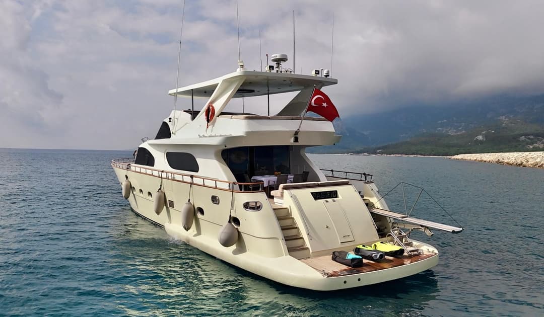 Antalya Merkezde 27 Metre Lüks Yat ile 3 Kabinli 12 Kişilik Özel Gezi ve Mavi Yolculuk Keyfi