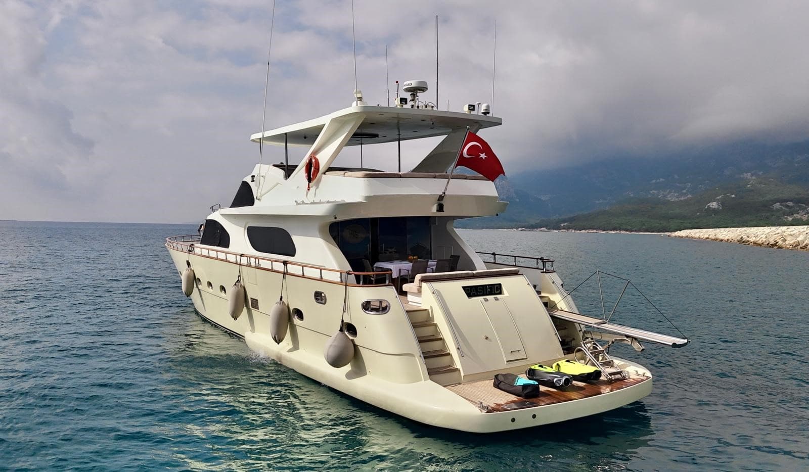 Antalya Merkezde 27 Metre Lüks Yat ile 3 Kabinli 12 Kişilik Özel Gezi ve Mavi Yolculuk Keyfi