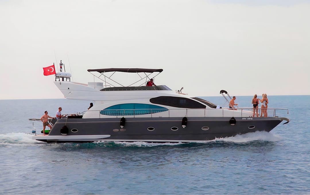 Antalya Merkezde 19 Metre Lüks Motoryat 'My King' ile 3 Kabinli 12 Kişilik Özel Gezi ve Mavi Yolculuk Keyfi