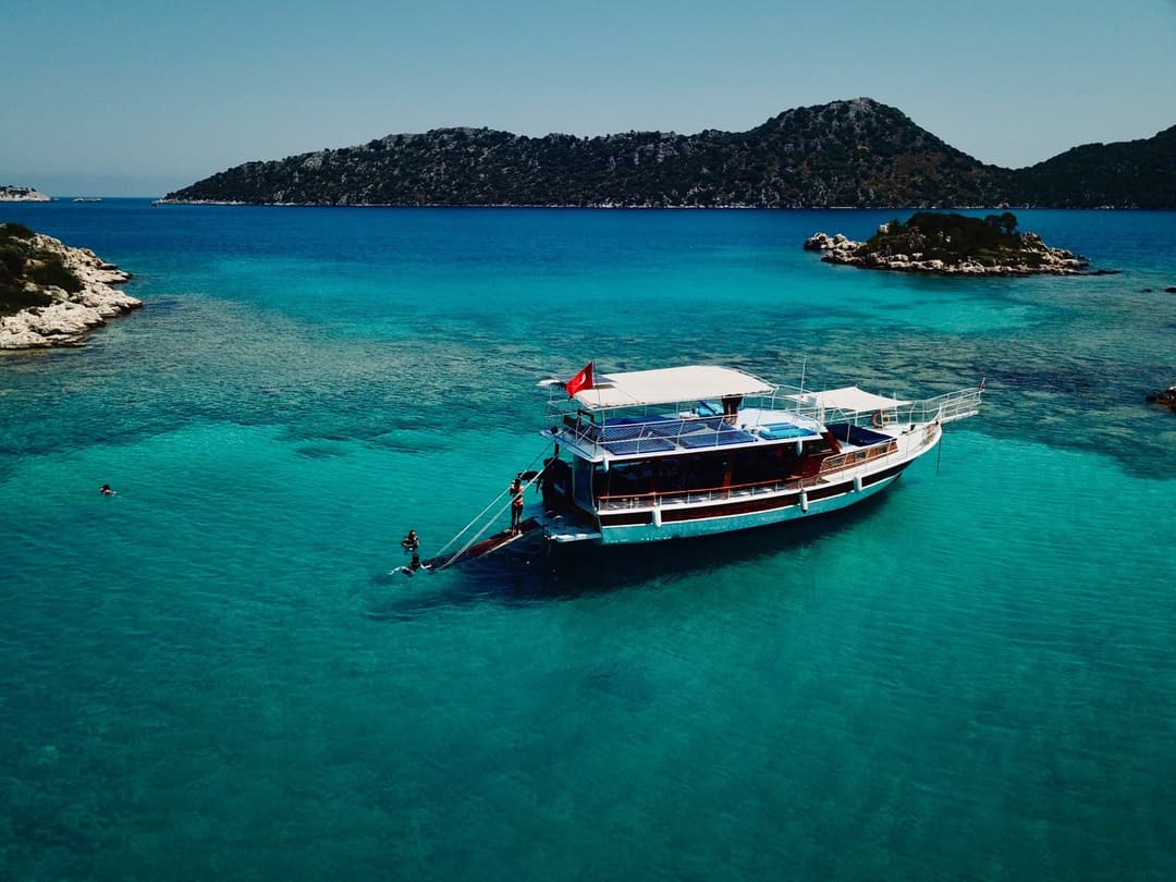 Berrak Sular, Tarihi Kalıntılar ve Konforlu Bir Gün: Kekova Tekne Turu