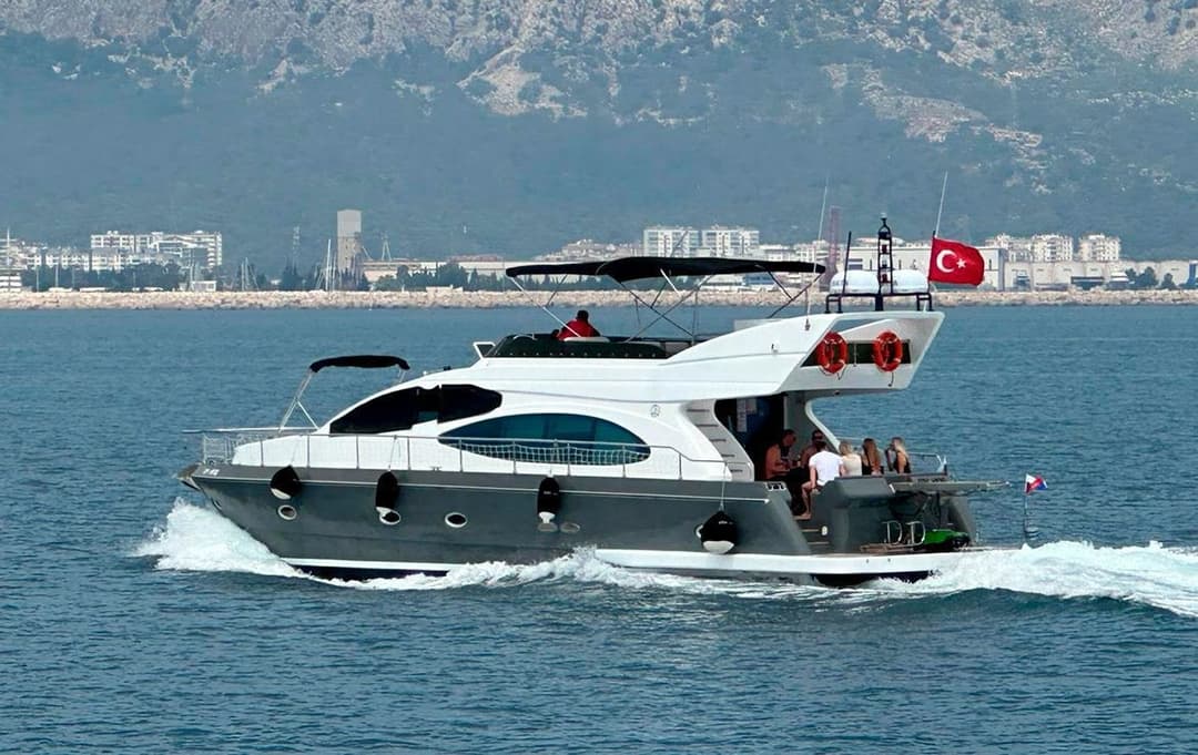 Antalya Merkezde 19 Metre Lüks Motoryat 'My King' ile 3 Kabinli 12 Kişilik Özel Gezi ve Mavi Yolculuk Keyfi
