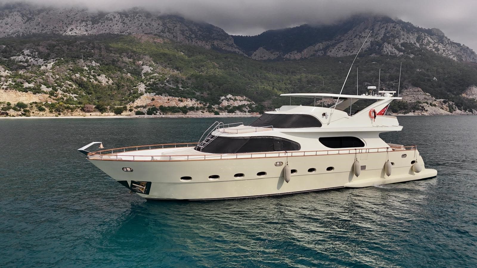 Antalya Merkezde 27 Metre Lüks Yat ile 3 Kabinli 12 Kişilik Özel Gezi ve Mavi Yolculuk Keyfi