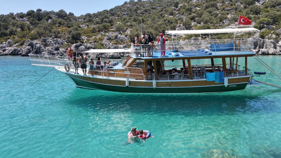 Berrak Sular, Tarihi Kalıntılar ve Konforlu Bir Gün: Kekova Tekne Turu