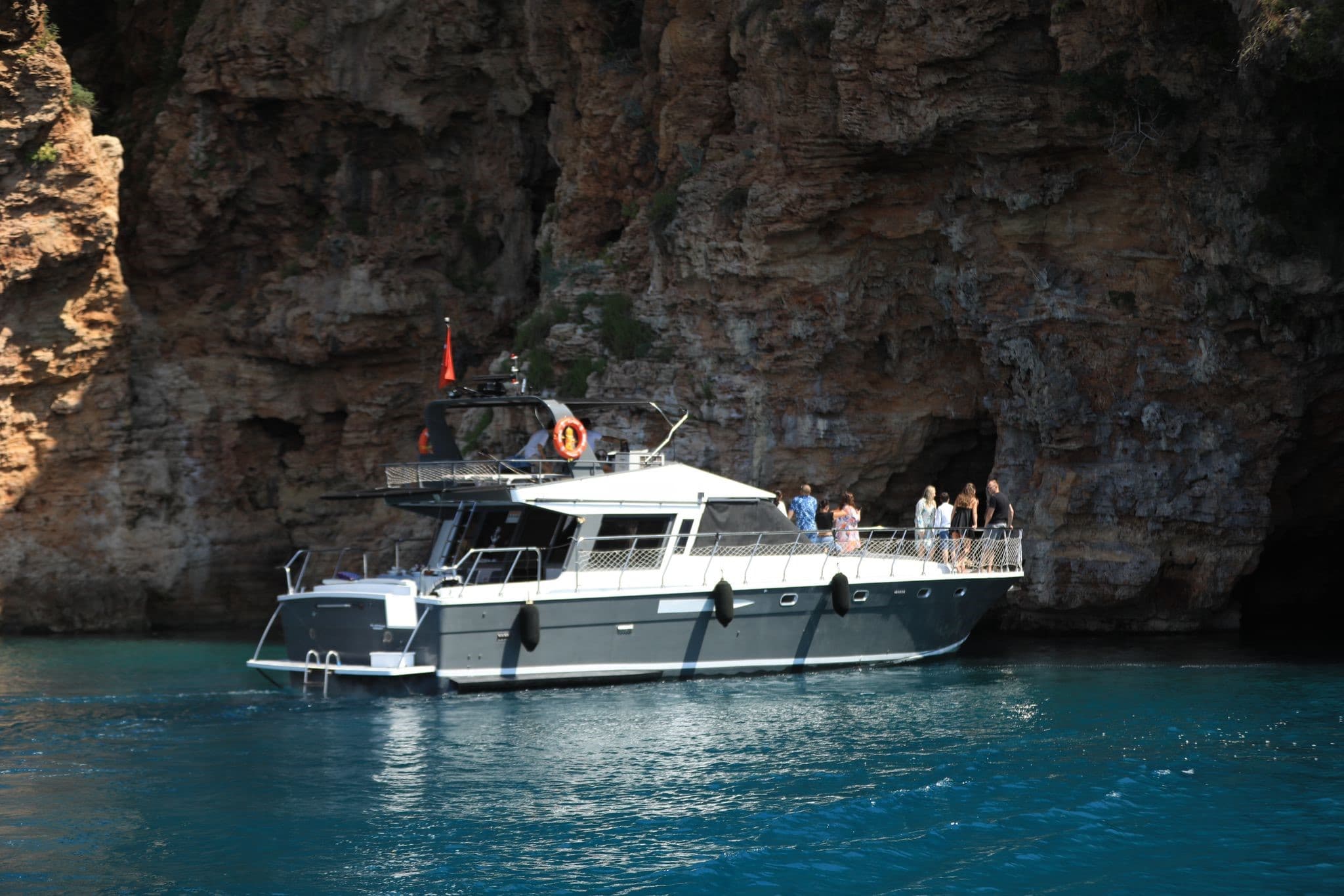 Antalya Merkezde 15 Metre Lüks Motoryat 'My Ceylan' ile 3 Kabinli 12 Kişilik Özel Gezi ve Mavi Yolculuk Keyfi