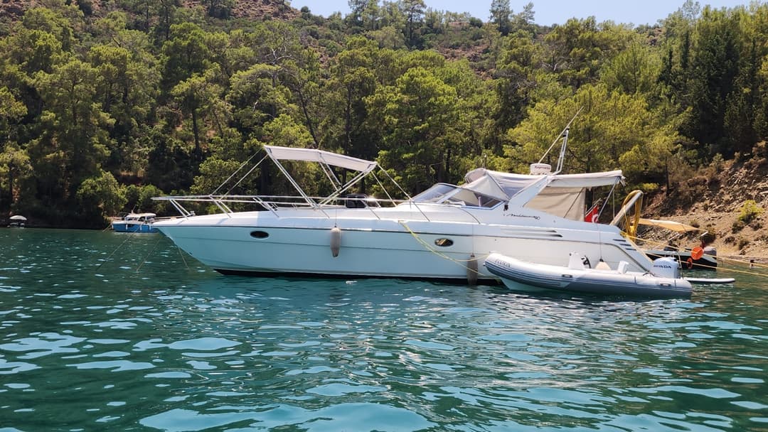 Göcek'te Lüks 14m Motor Yat Kiralama (6 Kişi) | 2 Kabin, Geniş Güverte, Unutulmaz Mavi Yolculuk