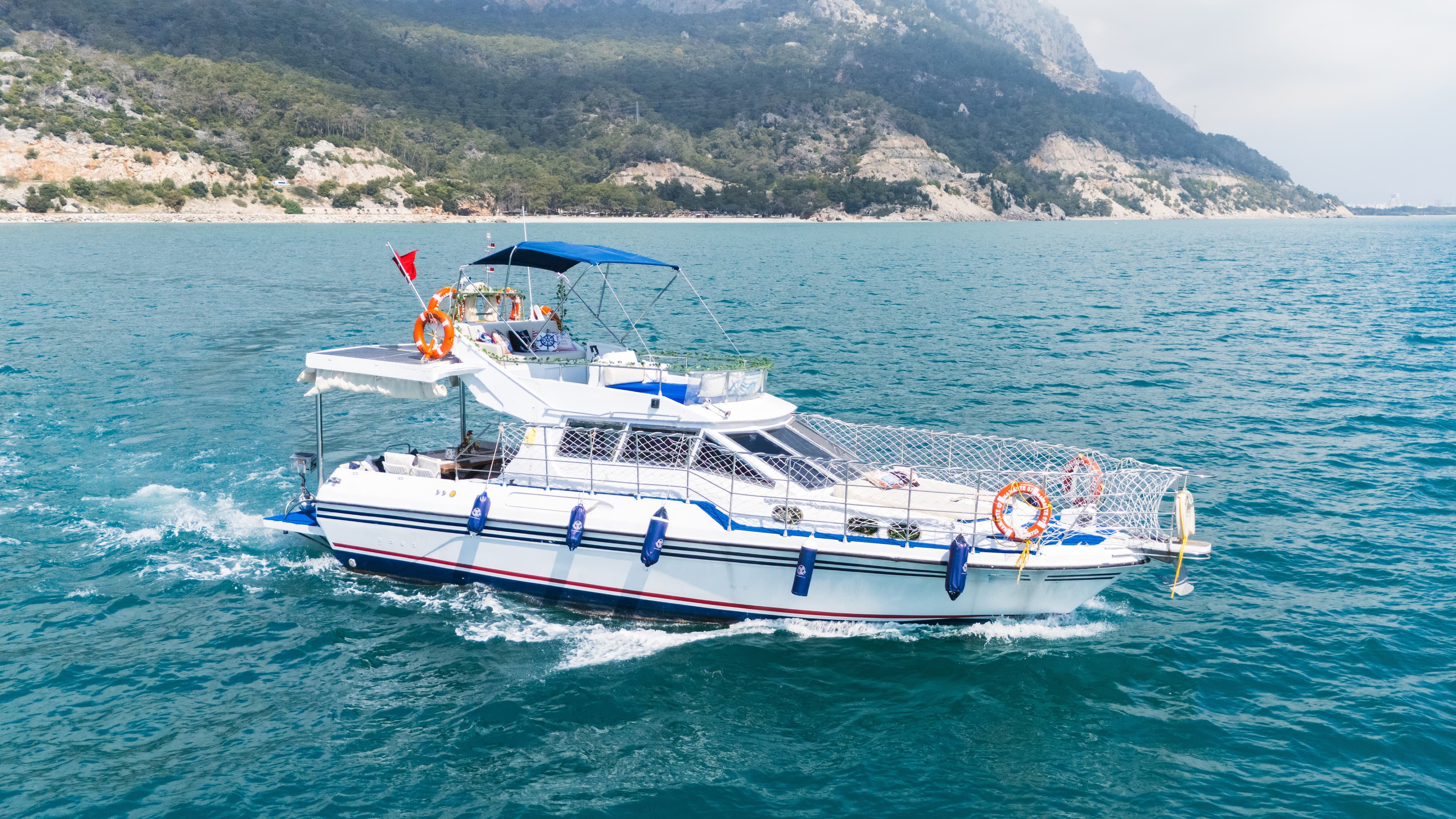 Antalya Merkezde 12 Metre Lüks Motoryat ile Eşsiz Günlük Gezi ve Özel Organizasyonlar