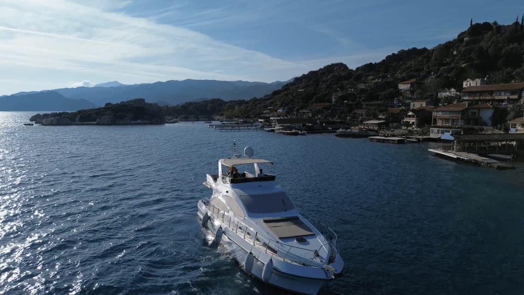 Kekova’da 17 Metrelik Lüks Motoryat ile Özel Deniz Kaşifi