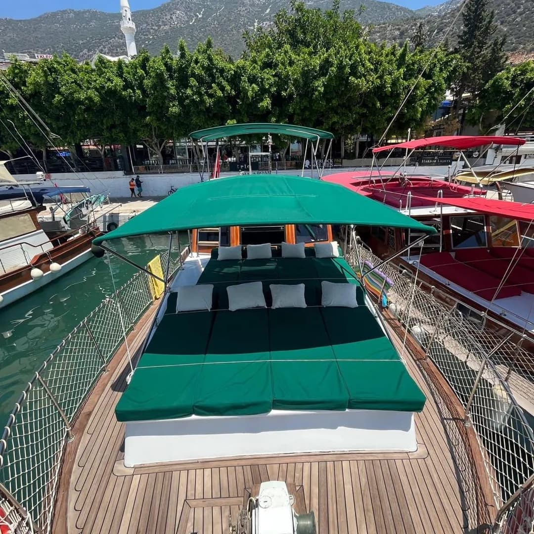 Kalkan'ın Berrak Sularında 12 Kişilik Standart Gulet ile Günlük Gezi ve Yüzme Keyfi
