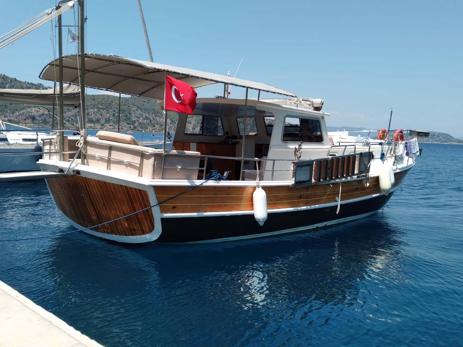 Marmaris'te Lüks 12 Metrelik Tekne Kiralama: 8 Kişilik Unutulmaz Günbatımı ve Koy Turları - Teknede Parti